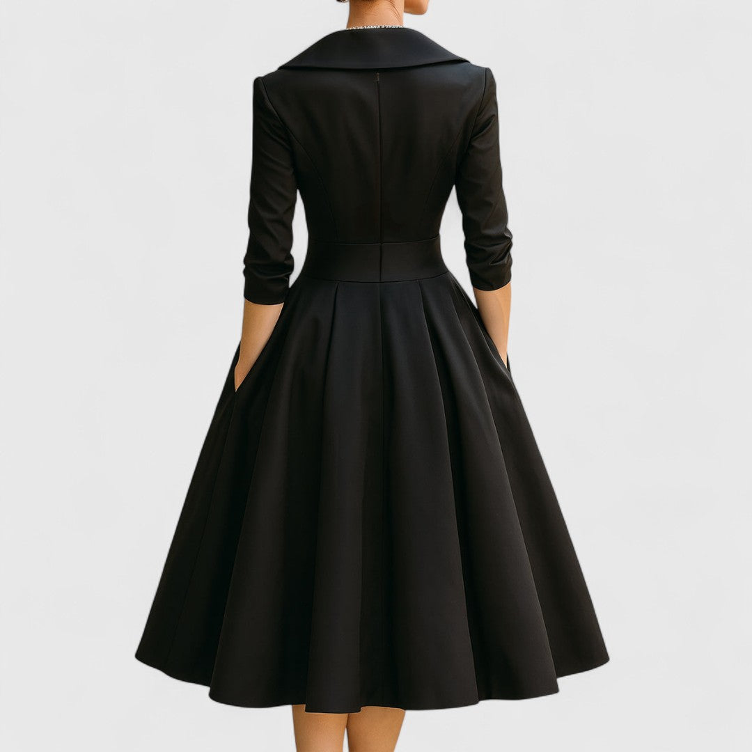 Elisabeth - Midi satin kjole med diskret glans og tidløs charme