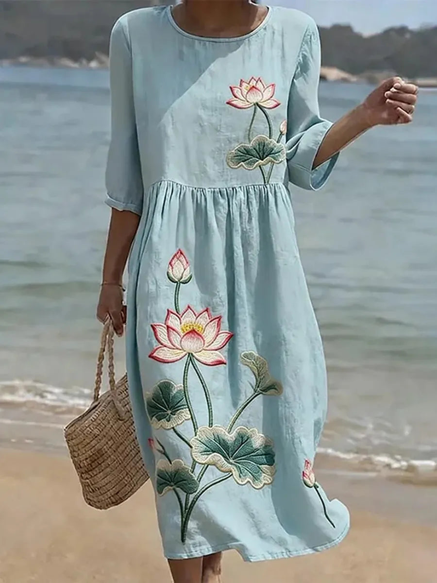 Uformel kvindekjole med blomsterprint.