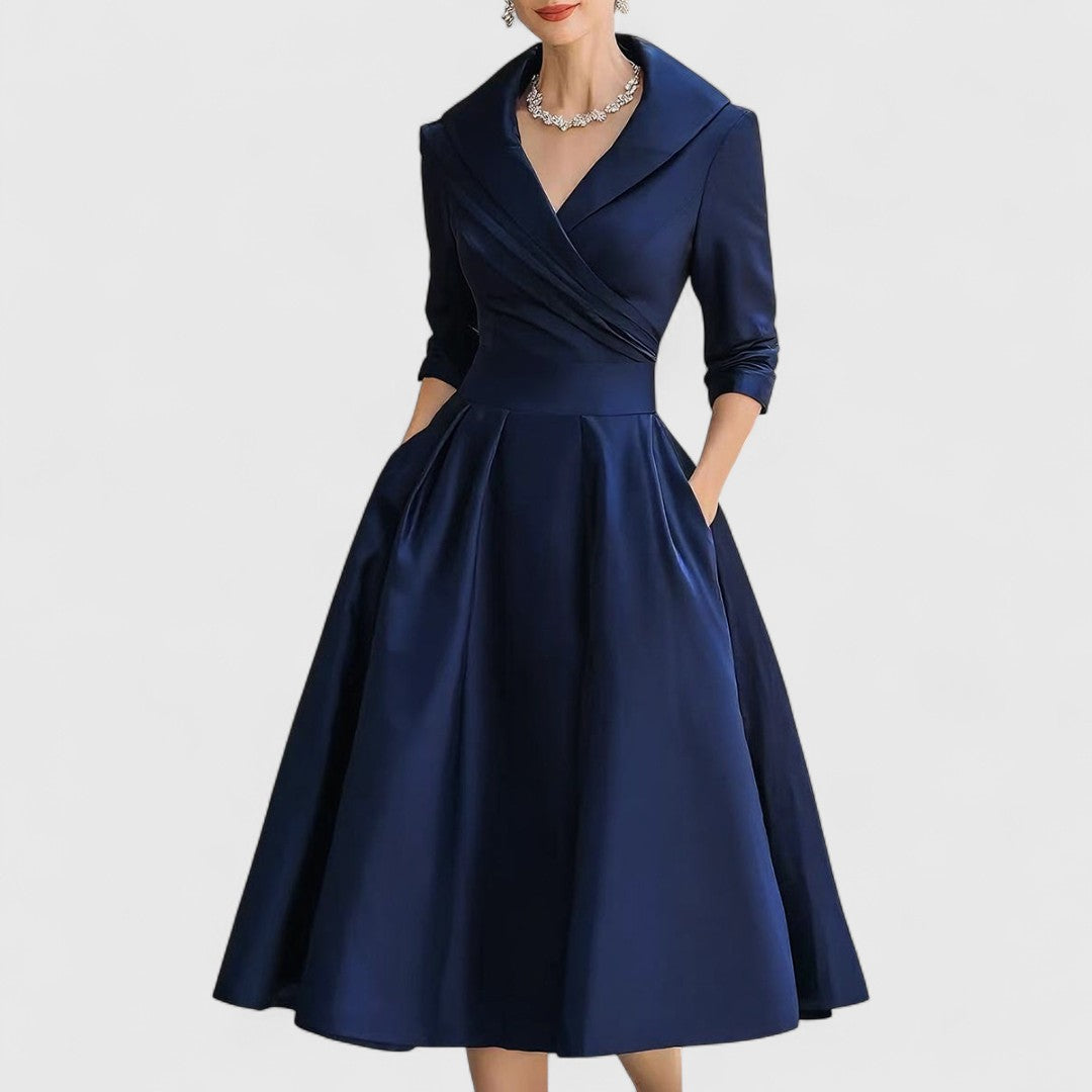 Elisabeth - Midi satin kjole med diskret glans og tidløs charme