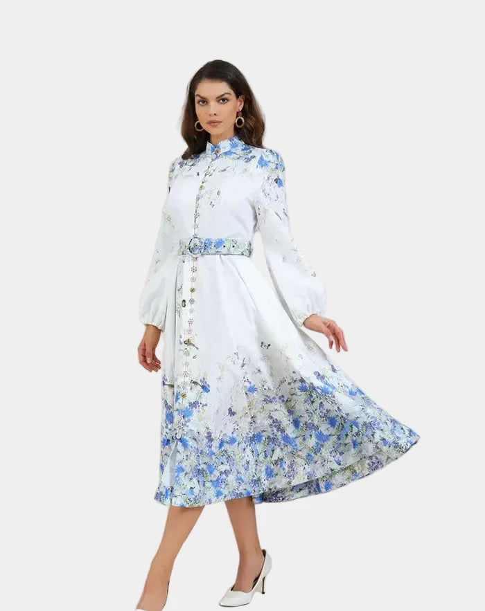 Amelia – Tidløs elegance i blomsterblå med høj hals