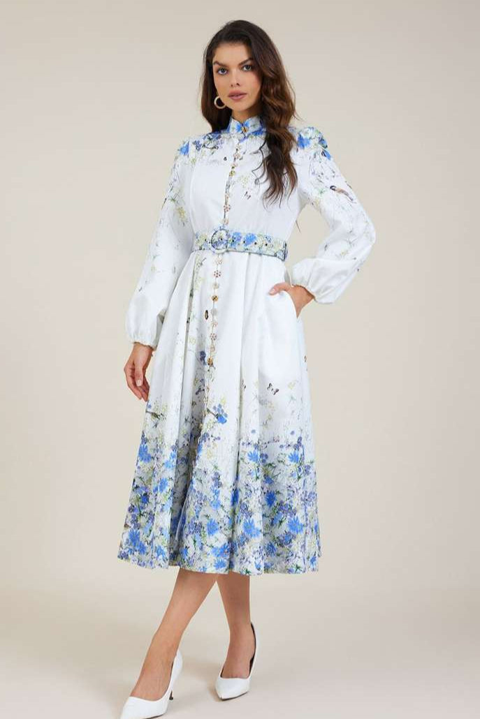 Amelia – Tidløs elegance i blomsterblå med høj hals