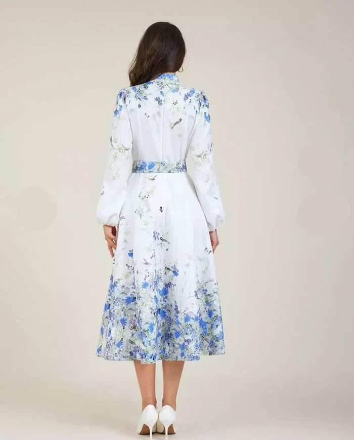 Amelia – Tidløs elegance i blomsterblå med høj hals