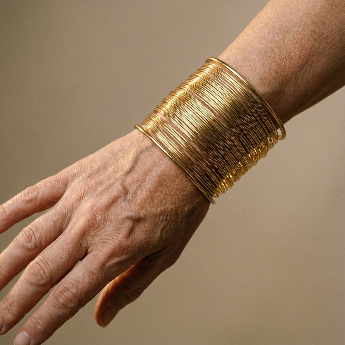 Åben armbåndsbeslag med spiral i guld