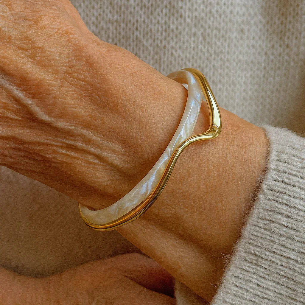 Elegant åben armbånd med hvid emalje og guld