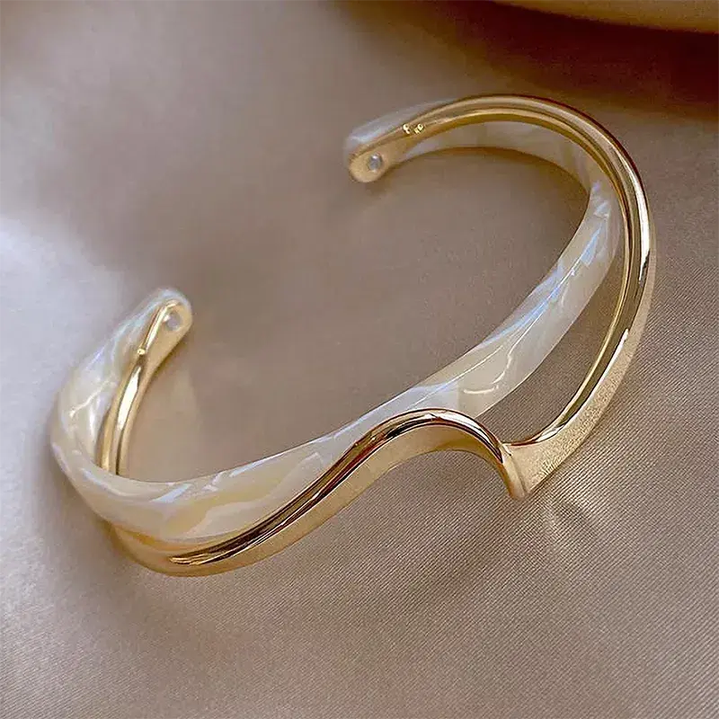 Elegant åben armbånd med hvid emalje og guld
