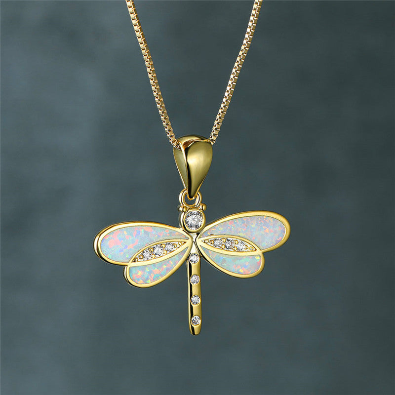 Nakkede med en guldfarvet libelle med opal