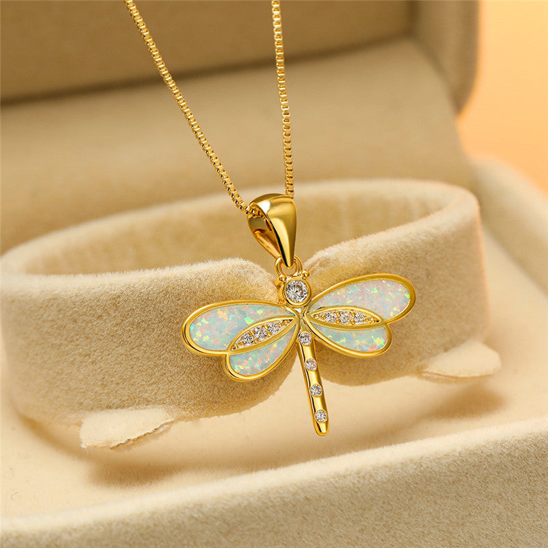Nakkede med en guldfarvet libelle med opal