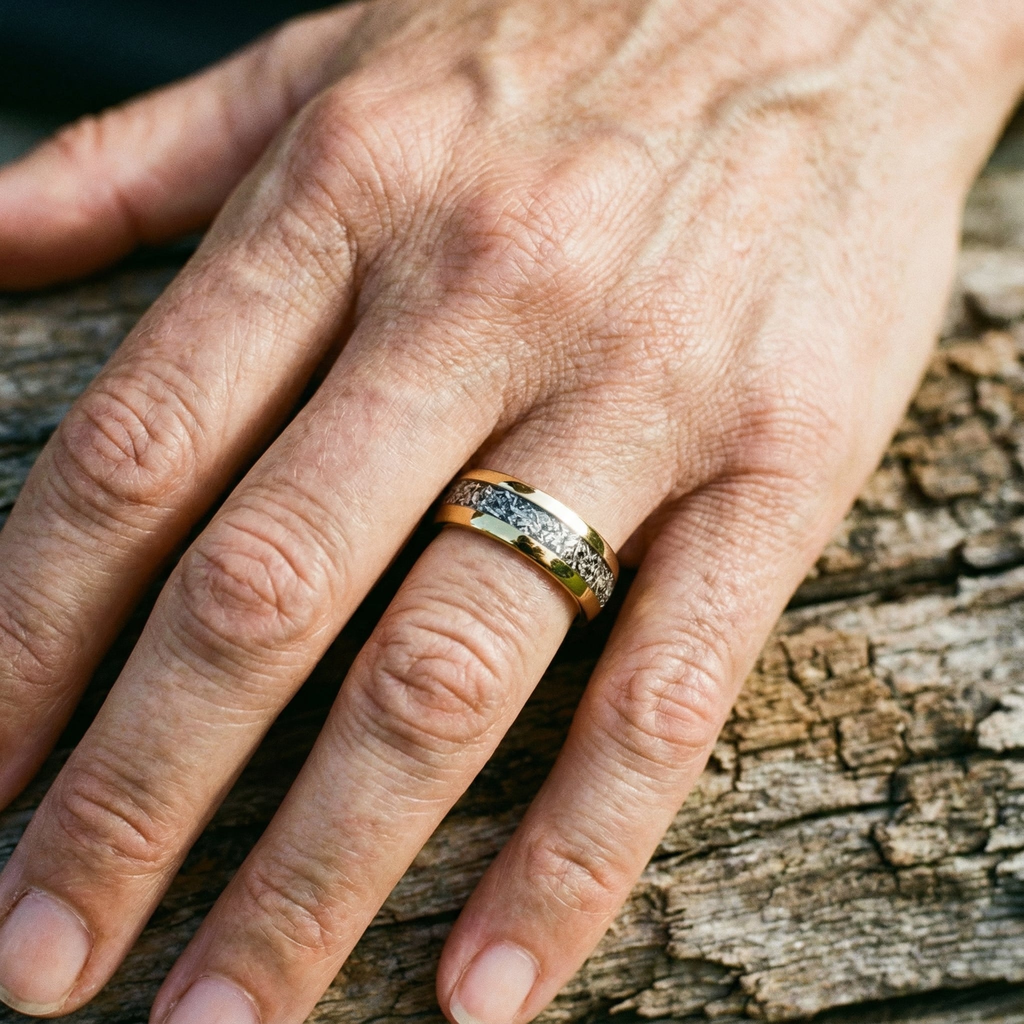 Ringen med glitrende guldindsatser