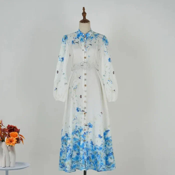 Amelia – Tidløs elegance i blomsterblå med høj hals