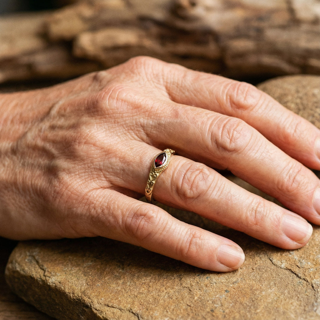 Vintage Guld Ring med Rød Krystal