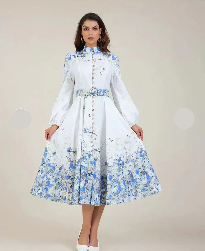 Amelia – Tidløs elegance i blomsterblå med høj hals