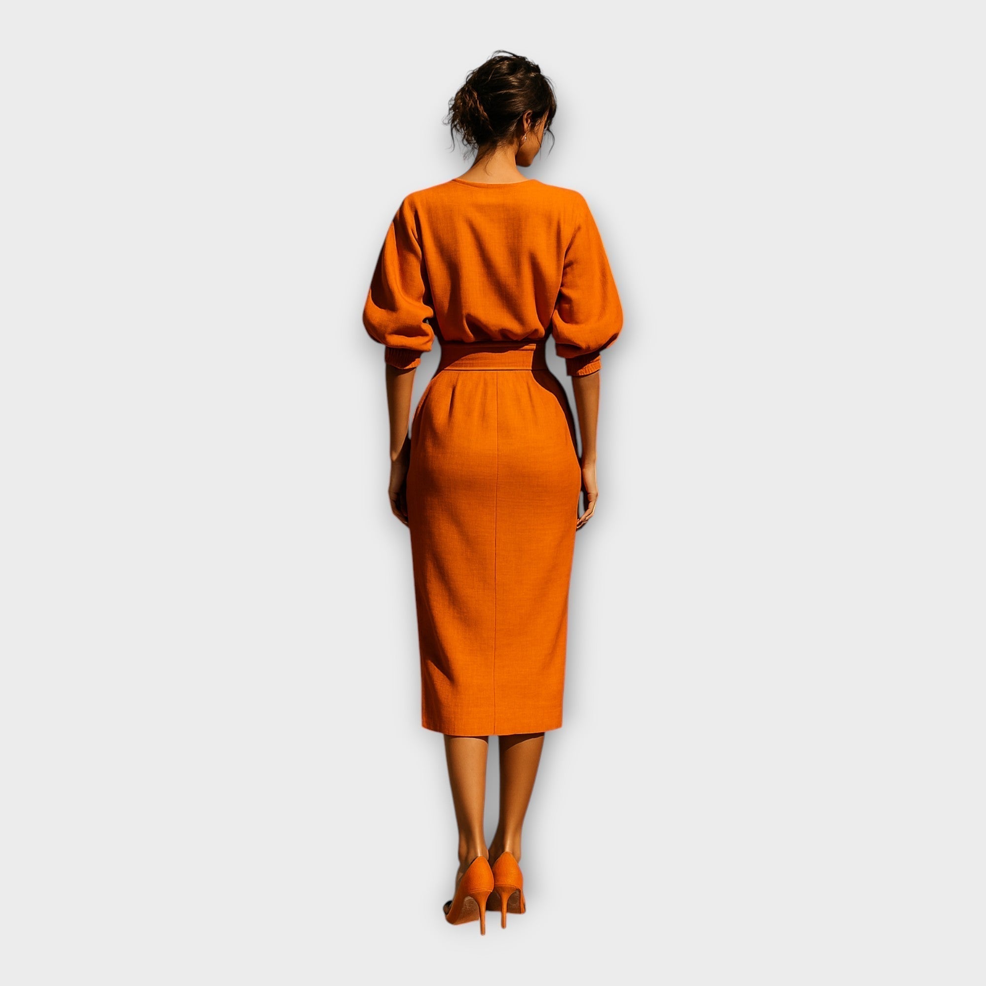 Elegant kjole med raffineret design og minimal æstetik